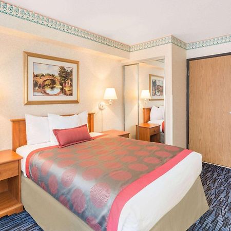 Ramada By Wyndham Kent Seattle Area Hotel Eksteriør billede